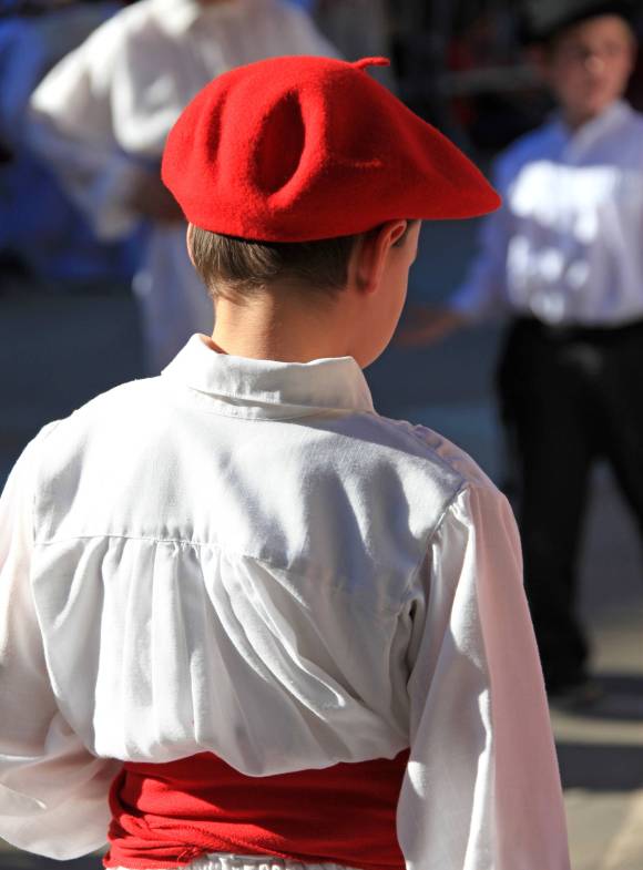 folklore niño dantzari con boina roja baile país vasco 7968-f17